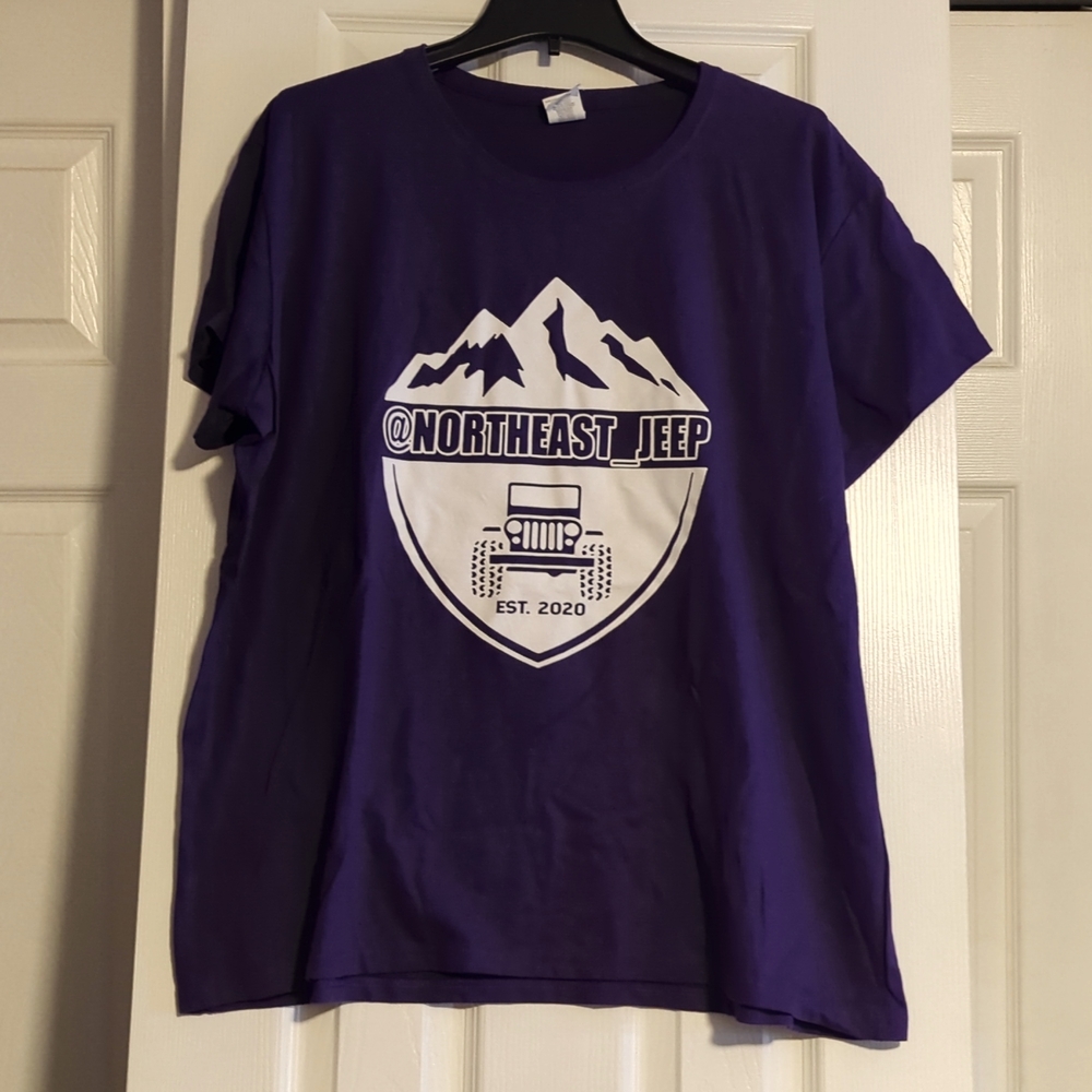 NWOT Screen printed Jeep short sleeve Gildan purple t-shirt